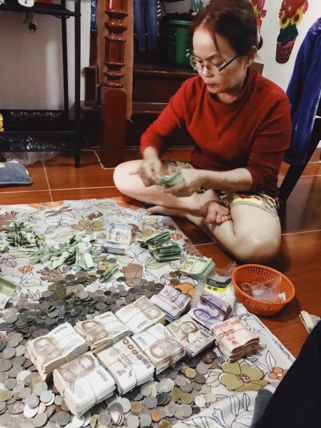 หนุ่มเก็บเงินใส่กระปุกตลอด 1 ปี ทุบออกมาถึงกับตะลึง !!!