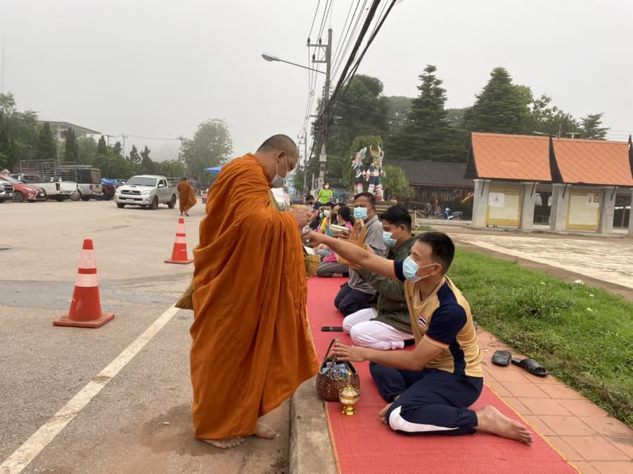 พุทธศาสนิกชนชาวจังหวัดเลย ร่วมทำบุญตักบาตรตามโครงการทำบุญตักบาตรทุกเช้าวันพุธ