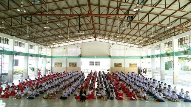 ชมภาพนักเรียน 7 โรงเรียน ทั่วประเทศ พร้อมใจสวดมนต์ บทธัมมจักกัปปวัตตนสูตร