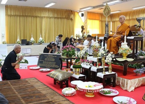 ลูกศิษย์ทั่วไทยร่วมทำบุญ "หลวงพ่อคูณ" แน่นห้องเพื่อความเป็นสิริมงคลรับขวัญปีใหม่
