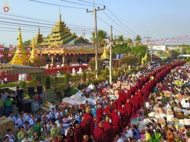 สาธุชนเนืองแน่น!!!ครั้งแรกในประวัติศาสตร์..ตักบาตรพระ 3,000 รูป เมืองเมียวดี