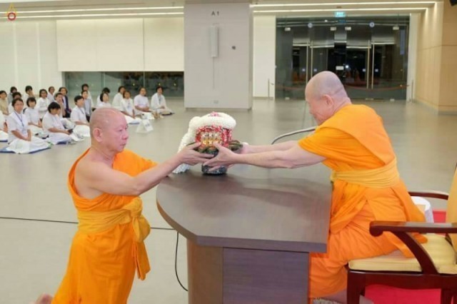 พระภิกษุวัดพระธรรมกาย ทำสามีจิกรรม (ทำวัตรพระเถระ) ต่อหลวงพ่อทัตตชีโว เนื่องในฤดูเข้าพรรษา