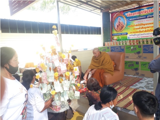 “พระชัยชนะ” ทุบตู้บริจาคช่วยผู้ได้รับผลกระทบจากโควิด จ.สมุทรสาคร