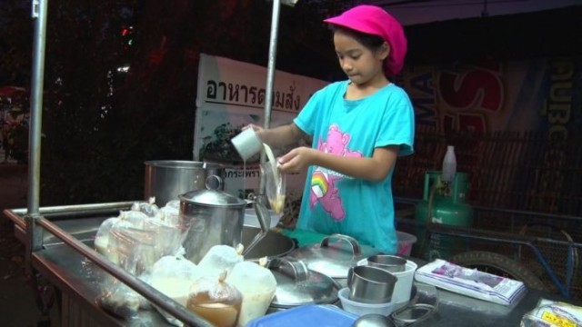 ชื่นชม “น้องอันอัน” หนูน้อยวัย 9 ขวบช่วยแม่ขายน้ำเต้าหู้ที่เชียงใหม่