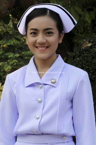 สุดซึ้ง ! บัณฑิตคณะพยาบาลศาสตร์ ม.อุบลฯ นำพวงมาลัยกราบร่างแม่