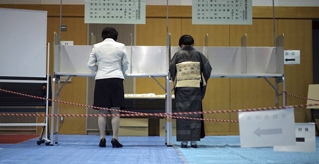 ผลสำรวจเอ็กซิตโพลการเลือกตั้งของญี่ปุ่นเมื่อวานนี้ ปรากฎว่า อาเบะ ชนะขาดลอย