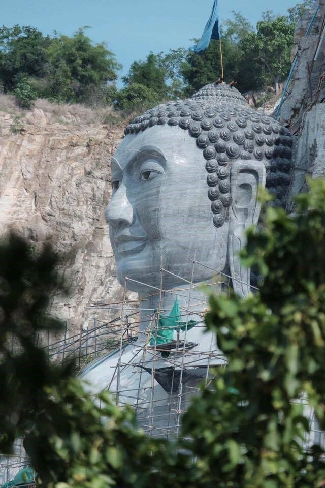 เมืองไทยเมืองพุทธ มีพระพุทธรูปหินแกะสลักองค์ใหญ่มากที่ จ.สุพรรณบุรี
