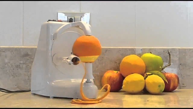 พาไปดูนวัตกรรม “เครื่องปอกผลไม้” จบใน 1 นาที ส้ม แตงโม สับปะรด กีวี ไม่มีเนื้อช้ำ!
