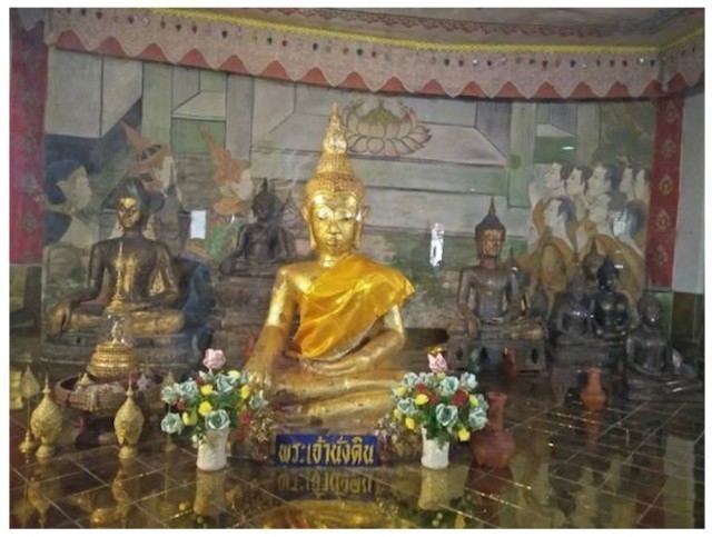 ชาวพุทธแห่เข้าวัดทำบุญขอพรพระพุทธรูปพระเจ้านั่งดินอายุ 2500 ปี ให้คุ้มครองรักษาก่อนจะถึงวันออกพรรษา