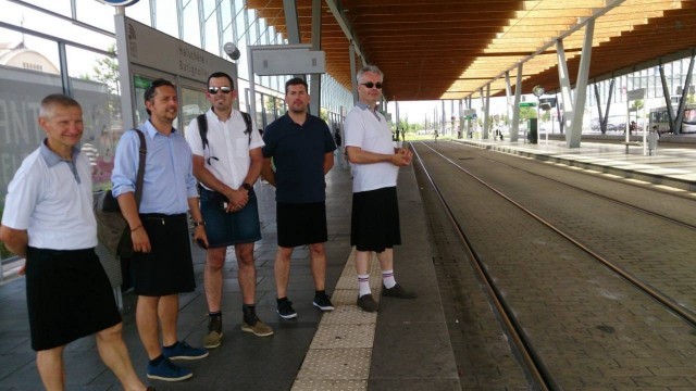 ในวันที่อากาศร้อนจัด ชายชาวยุโรปนุ่งกระโปรงไปเรียน-ทำงาน ประท้วงกฎห้ามนุ่งกางเกงขาสั้นไปทำงาน