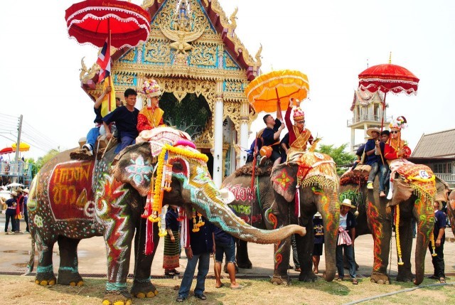 อลังการ!!! สุโขทัย...ประเพณีแห่ช้างบวชนาคไทยพวน