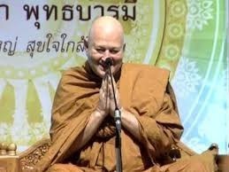 พระสุมโน ภิกขุ ทิ้งชีวิตสุดหรูสู่เส้นทางพระที่เรียบง่าย