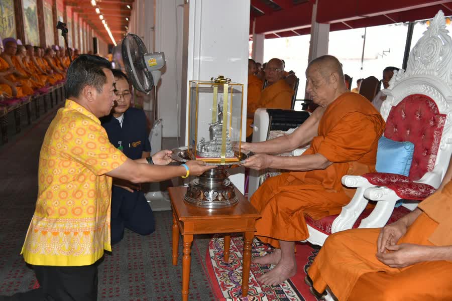 ชาวสุพรรณบุรี ร่วมพิธีห่มผ้าหลวงพ่อโต สืบทอดประเพณีโบราณ