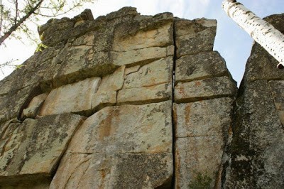 ศิลาหินลึกลับหนักกว่า 4,000 ตัน ที่ซ่อนอยู่ในหุบเขาในไซบีเรีย