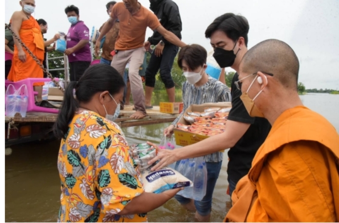 “ฟิล์มรัฐภูมิ” นักร้องดังพร้อมดาราดังช่อง3 มาช่วยน้ำท่วมสุโขทัย