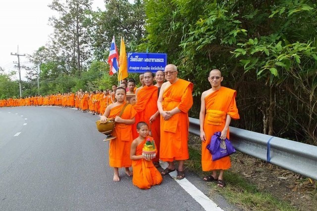 สามเณรวัดศรีโสดา...เดินธรรมยาตรา ตามรอยครูบาศรีวิชัย ขึ้นไปกราบพระบรมธาตุดอยสุเทพ
