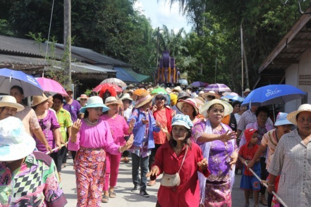 ท่าชนะ ปชช.แห่ร่วมประเพณีชักพระทางบก