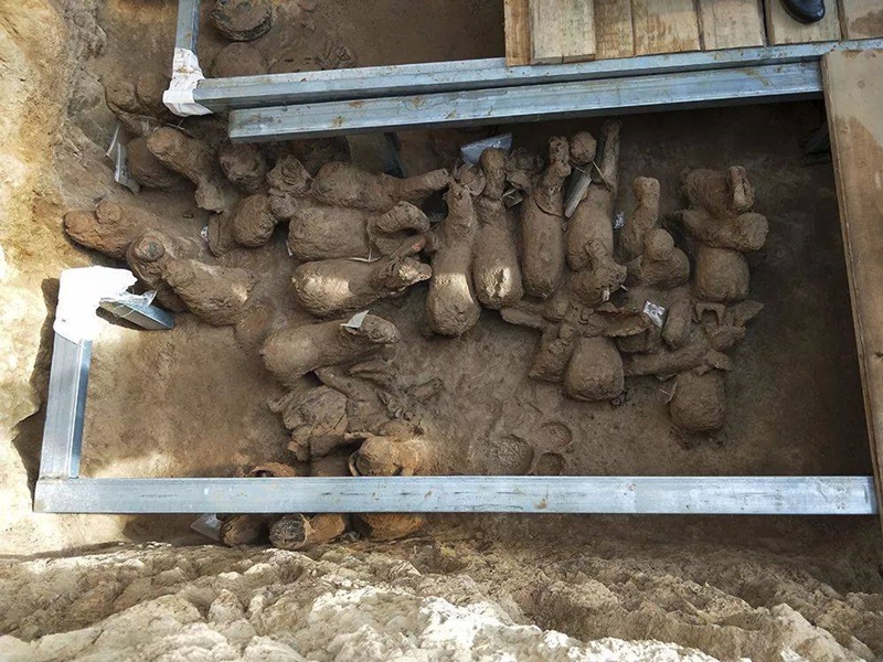 นักโบราณคดีจีน ขุดพบสุสาน โบราณวัตถุอายุกว่า 2,000 ปีที่เมืองชิงเต่า