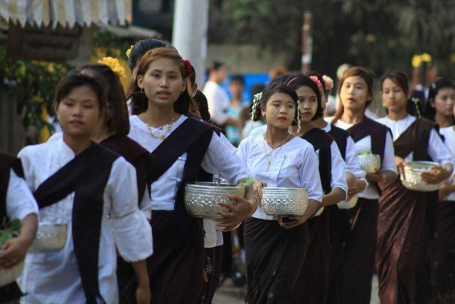 หนุ่ม สาวในมรัดอู พม่า เดินร่วมใจกันไป สรงน้ำพระตามเจดีย์ต่าง ๆ ในเทศกาลสงกรานต์