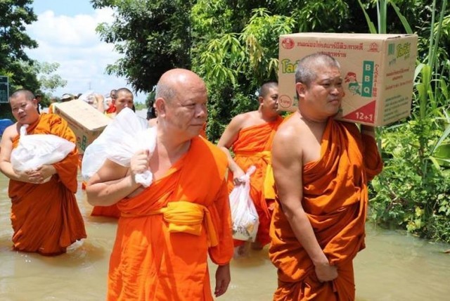 น้ำตาที่ยากจะเหือดแห้ง!!!ของชาวอีสาน พระเมธีธรรมาจารย์ ช่วยน้ำท่วม ระยะกลาง (ระยะที่ 2)