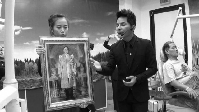 หมอฟันหัวใจลูกทุ่ง แต่งเพลงร้องถวายในหลวง ร.๙ พร้อมถอนฟันฟรี (ชมคลิป)