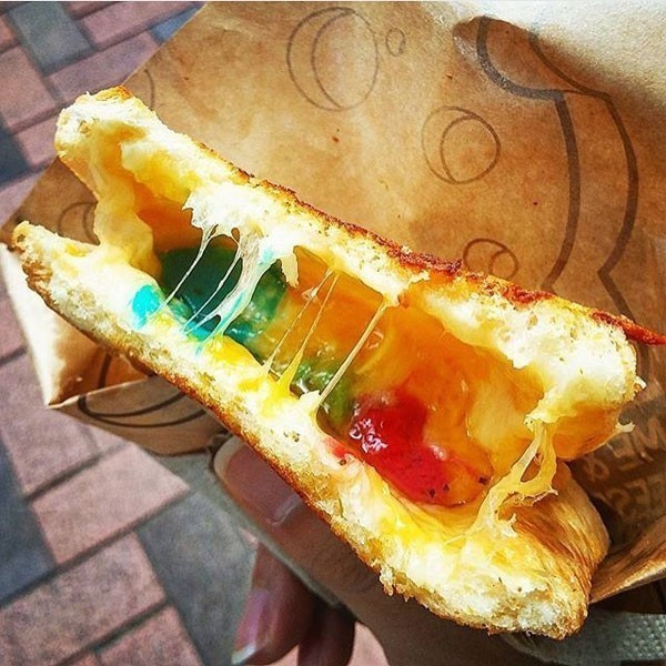 โอ้โห !ขนมปังอบชีสสายรุ้ง คัลเลอร์ฟูลแบบนี้ใครกล้าก็ลอง