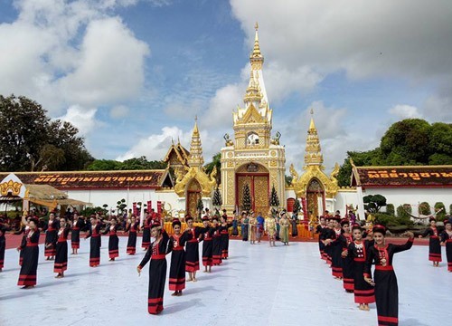 ผู้ว่าราชการจังหวัดนครพนม เป็นประธานในพิธีรำบูชาพระธาตุพนม ในงานประเพณีออกพรรษาไหลเรือไฟ