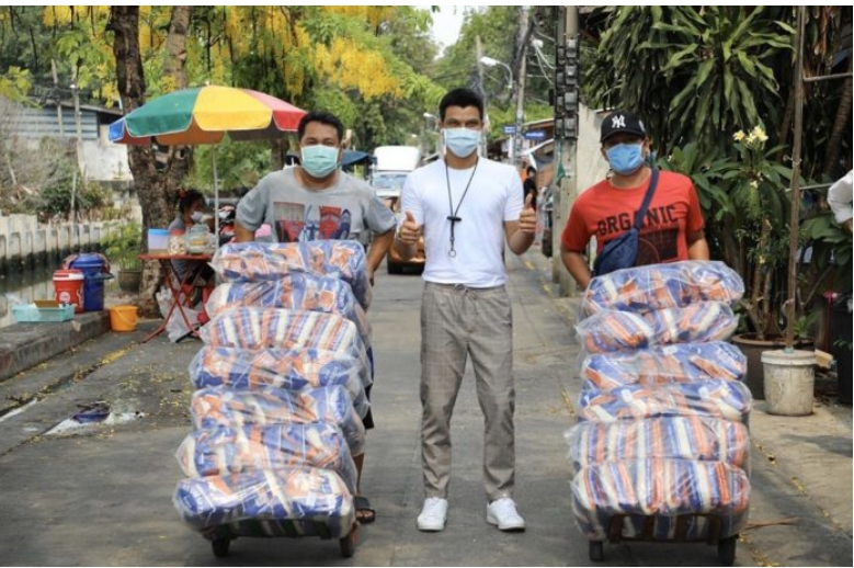 หนุ่ม กะลา แจกข้าวสาร 3000 กก. ช่วยเหลือชาวบ้าน 600 หลังคาเรือน สู้ภัยโควิด