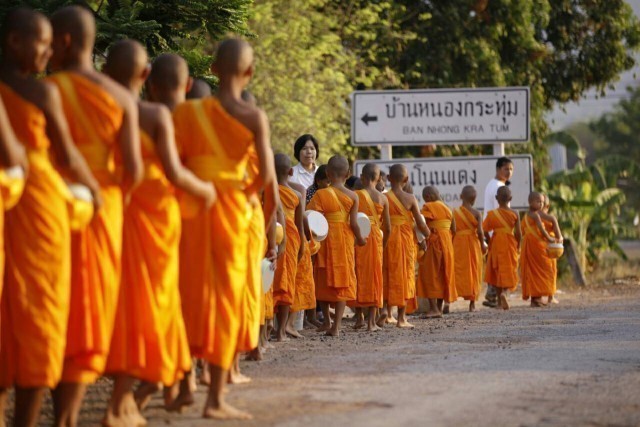 ส.ณ.ศูนย์ฯพลเอกอาทิตย์ -พรสรร กำลังเอก เดินธุดงค์ พัฒนาวัด