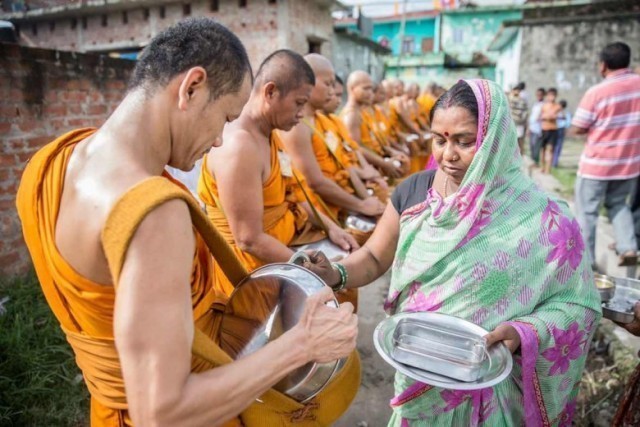 ชาว'พุทธ ฮินดู มุสลิม'อินเดียใส่บาตรทำบุญกับพระมากขึ้น