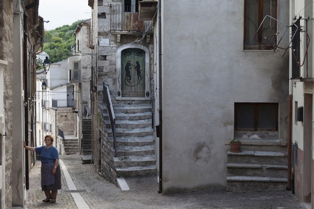 หมู่บ้านเล็กๆ ในอิตาลีหันมาใช้ศิลปะ เพื่อแก้ไขปัญหาประชากรที่ลดลง