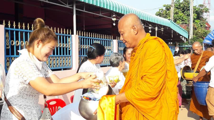 "ถนนบุญ" โครงการสวดมนต์หน้าบ้าน ทำบุญตักบาตร รักษาศีลห้าตามวิถีพุทธ