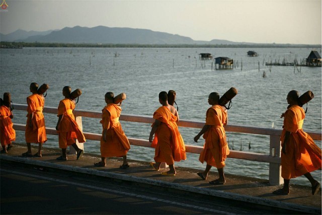 10 เมษายน สามเณรธรรมยาตรา จากวัดแหลมพ้อ เกาะยอ มาที่สวนพลเอกเปรมฯ จ.สงขลา