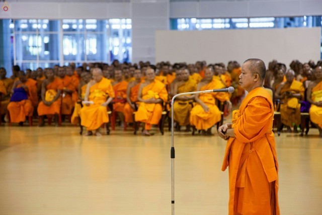 คณะพระภิกษุสงฆ์จาก 15 จังหวัดจำนวน 350 รูป เดินทางมอบกระเช้าดอกไม้เพื่อถวายกำลังใจแด่พระเทพญาณมหามุนี (ธัมมชโย) วัดพระธรรมกาย