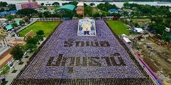 สุดงดงาม! ชาวปทุมนับหมื่นคน ร่วมแปรอักษร "ปทุมธานี รักพ่อ" ถวายความอาลัยในหลวง รัชกาลที่ 9