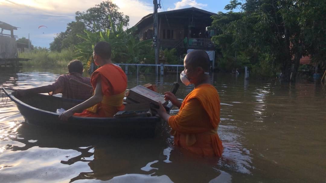 คณะสงฆ์สุโขทัย วัดพระธรรมกาย มูลนิธิธรรมกาย มอบถุงยังชีพช่วยน้ำท่วม 300 ชุด