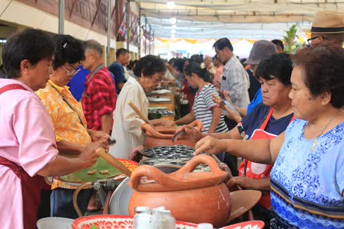 "ตักบาตร ขนมครกและน้ำตาลทราย" ประเพณีเก่าแก่ที่สืบทอดกันมาเกือบ 100 ปี