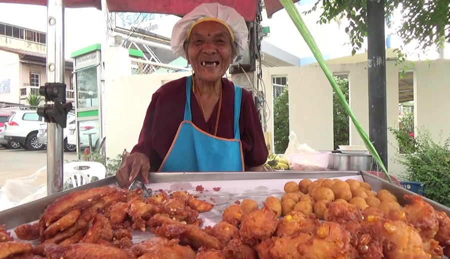 คุณยายขายกล้วยทอดใจดี แจกให้กินฟรีฉลองวันเกิดครบ 100 ปี