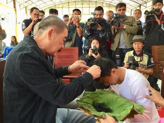 บวชแทนคุณพ่อแม่ - ปลงผม “นาค เจ” ...