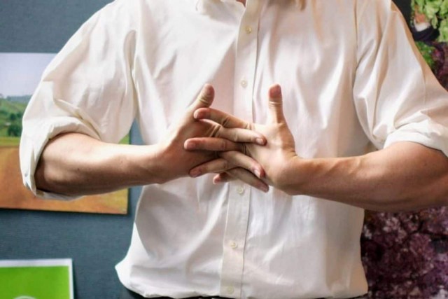 หักข้อนิ้วมือ ทำไมจึงมีเสียงดัง? แล้วเป็นอันตรายหรือไม่?
