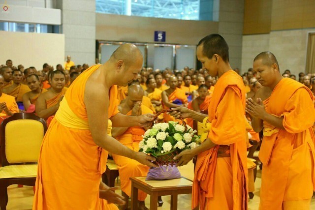 คณะพระภิกษุสงฆ์จาก 15 จังหวัดจำนวน 350 รูป เดินทางมอบกระเช้าดอกไม้เพื่อถวายกำลังใจแด่พระเทพญาณมหามุนี (ธัมมชโย) วัดพระธรรมกาย