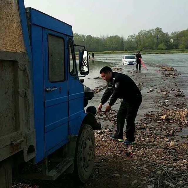 ตร.เข้าช่วยหนุ่มจีนขับรถตามระบบ GPS บอกเส้นทาง ติดแหง็กกลางแม่น้ำ