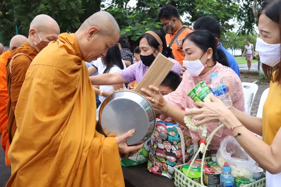 พ่อเมืองเพชรบุรี นำตักบาตรเทโวใส่ข้าวปัด เชื่อ “ข้าวปัดช่วยปัดเป่า”ปล่อยทุกข์ปล่อยโศก