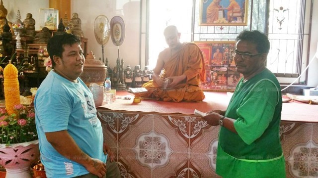 ซึ้งพระคุณ! เด็กวัดถูกหวยกว่า 6 ล้าน นำเงินสด 5 แสน ถวายเงินให้วัด