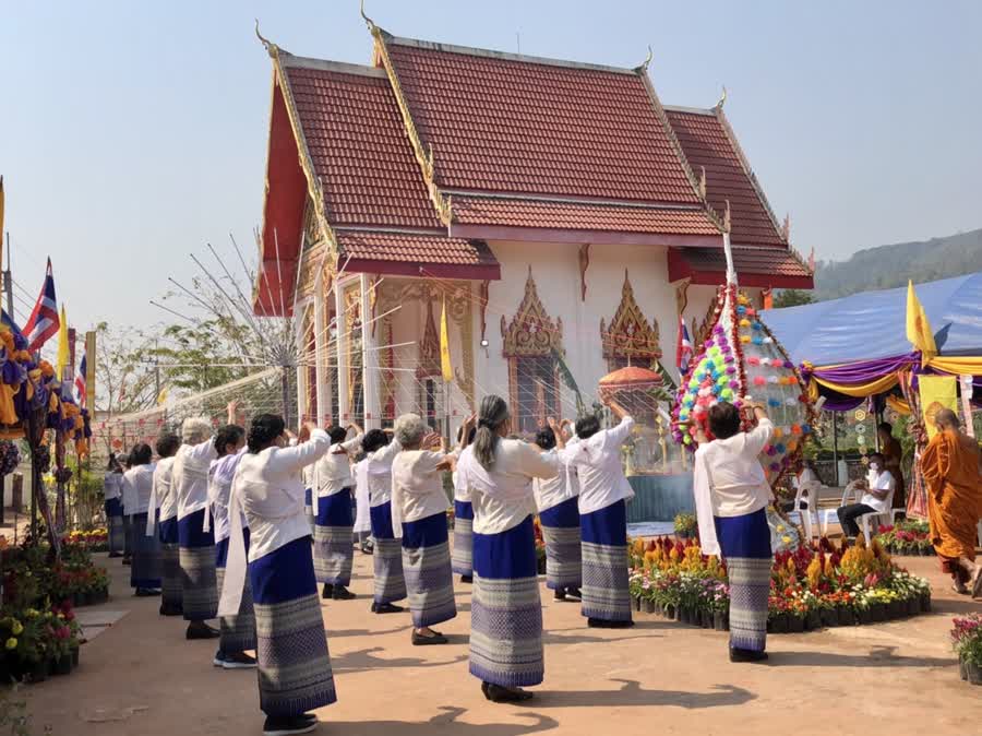 นายอำเภอด่านซ้าย ประกอบพิธีปักเขตพระราชทานวิสุงคามสีมา ณ วัดศรีชมภู