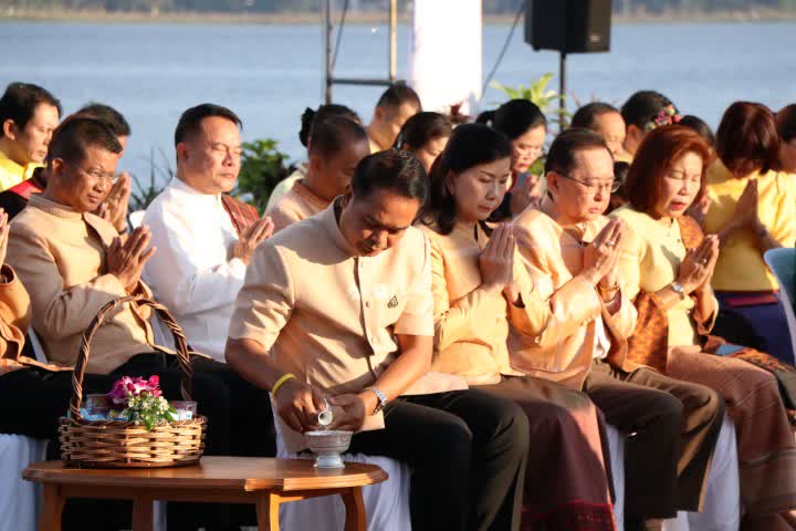 พ่อเมืองศรีสะเกษ นำพุทธศาสนิกชน นุ่งผ้าพื้นเมือง ใส่บาตร เพื่อบำรุงพระศาสนา