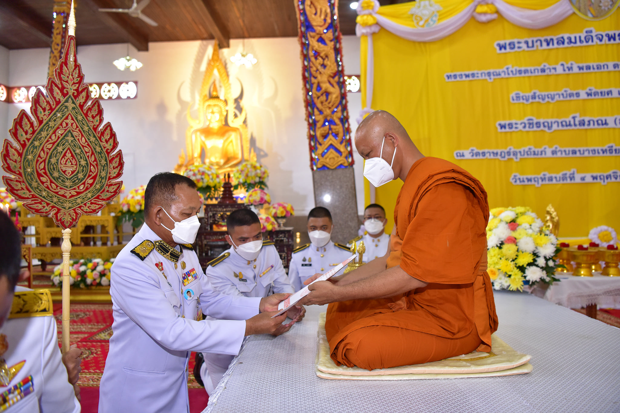 พระบาทสมเด็จพระเจ้าอยู่หัว โปรดเกล้าฯ ถวายพัดยศ และผ้าไตร แด่ พระวชิรญาณโสภณ