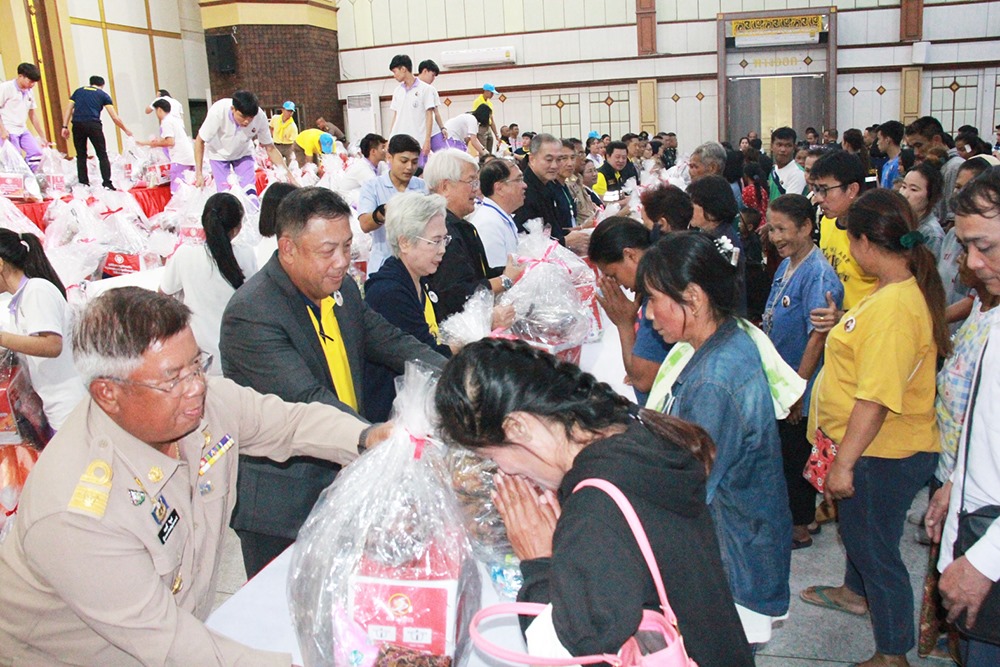 ทูลกระหม่อมหญิงอุบลรัตนฯ พระราชทานสิ่งของให้แก่ผู้ประสบอุทกภัย จ.อุบลราชธานี