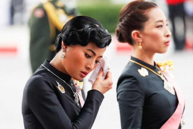 ประมวลพระรูป “พระเจ้าหลานเธอ” ทรงพระดำเนินตามพระบรมโกศ “ทูลกระหม่อมปู่”