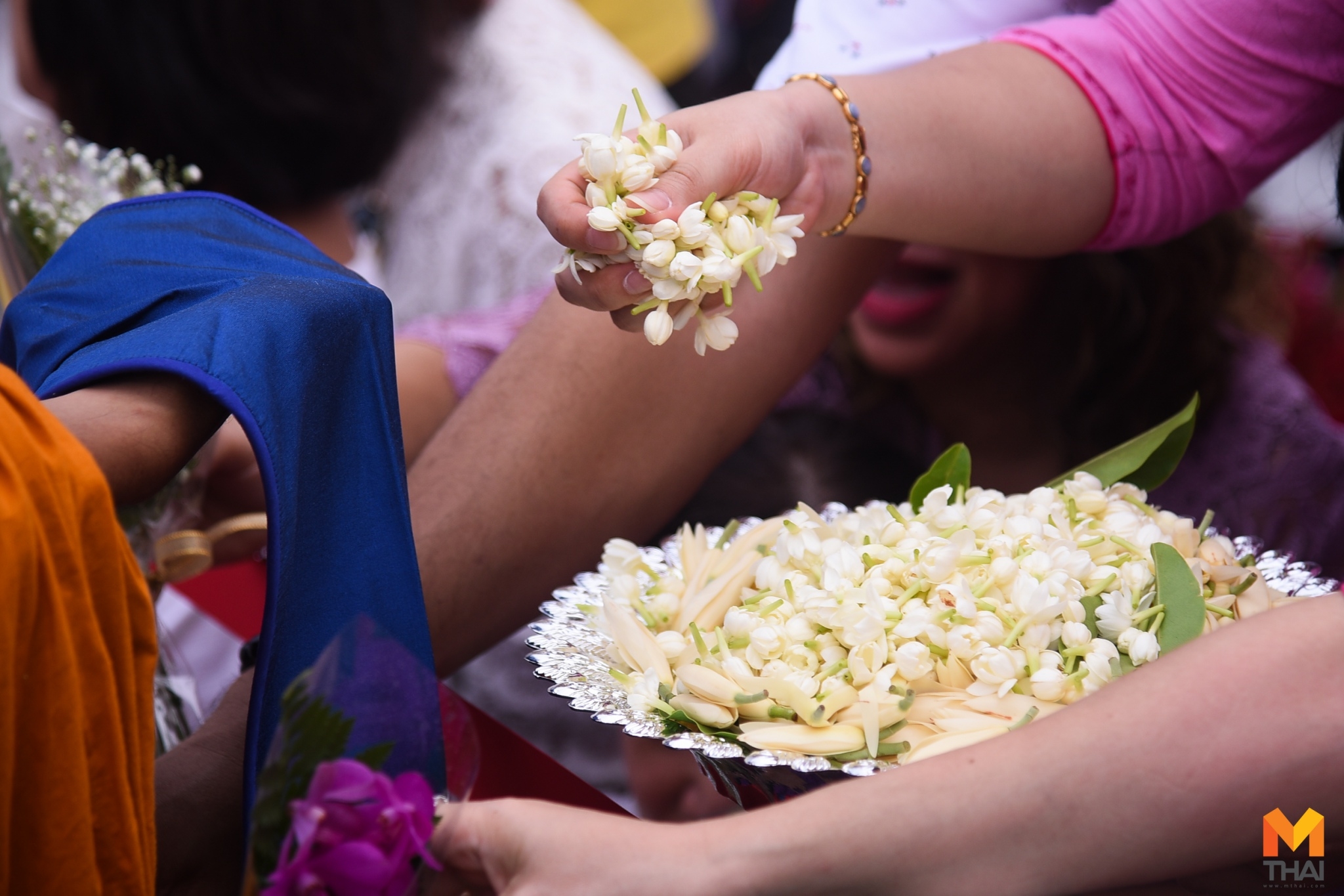พุทธศาสนิกชน ร่วมตักบาตรดอกไม้ วันอาสาฬหบูชา